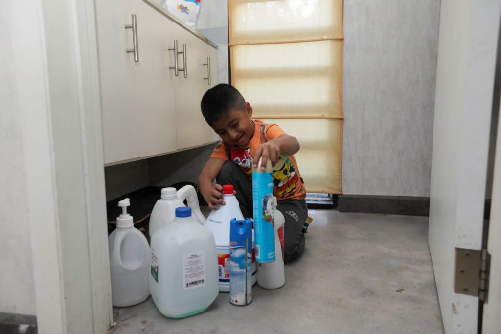 Las sustancias tóxicas, como productos de limpieza y medicamentos, deben almacenarse en muebles con llave o en lugares altos donde los niños no puedan acceder.