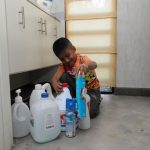 Las sustancias tóxicas, como productos de limpieza y medicamentos, deben almacenarse en muebles con llave o en lugares altos donde los niños no puedan acceder.