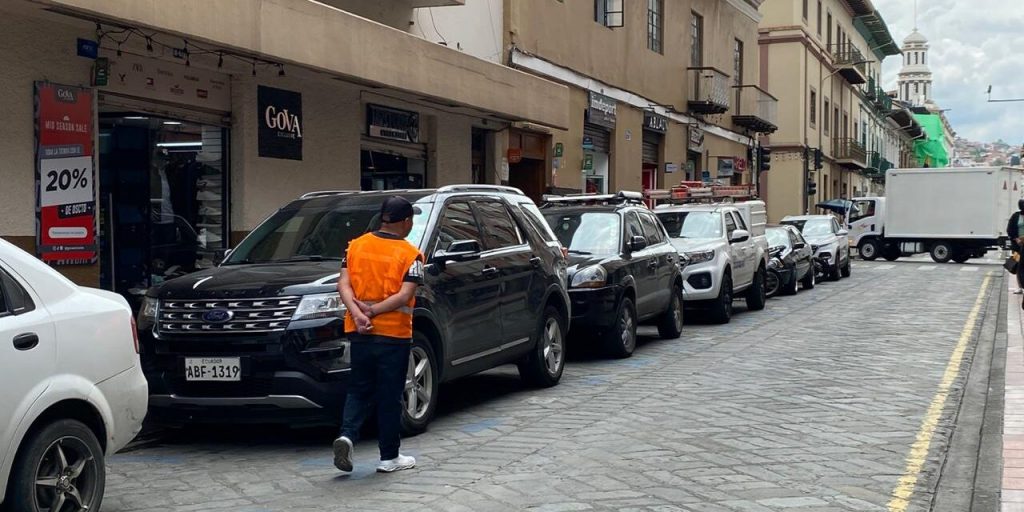 Vigilante seguro en el Centro Histórico de Cuenca.XCA