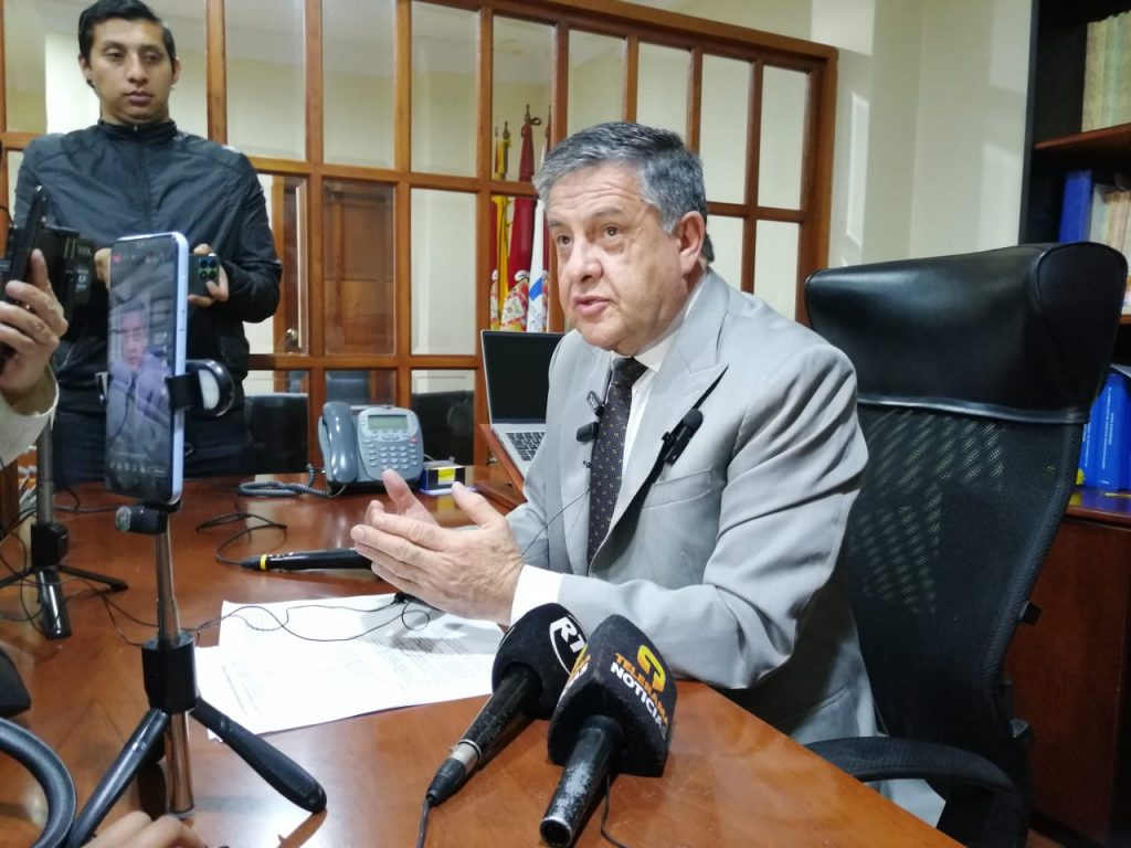 El fiscal provincial de Azuay, Leonardo Amoroso, respondió a la denuncia presentada por los cinco asambleístas de Azuay.