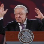 El presidente de México, Andrés Manuel López Obrador, habla durante una rueda de prensa este viernes, en Palacio Nacional de la Ciudad de México (México). Obrador le pidió a EE.UU. un "informe completo" sobre el operativo en el que detuvieron el jueves en Texas a Ismael 'el Mayo' Zambada, cofundador del Cártel de Sinaloa, y a Joaquín Guzmán López, uno de los hijos del narcotraficante Joaquín 'el Chapo' Guzmán. EFE
