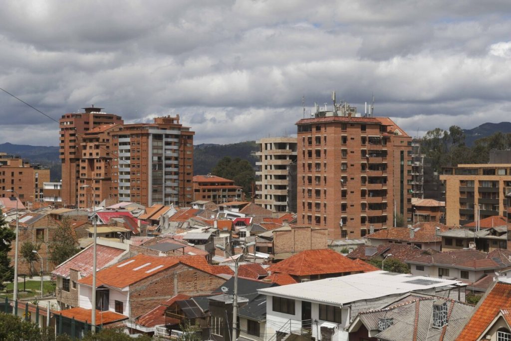 Casas y departamentos en la avenida Ordóñez Lasso, en Cuenca.