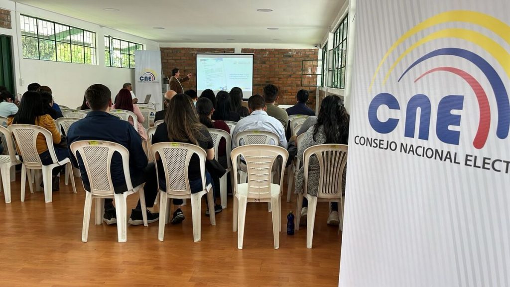 CNE de Azuay da capacitación para las próximas elecciones.