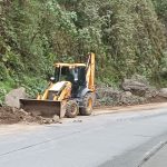 Maquinaria del MTOP trabaja en la vía Cuenca - Molleturo - El Empalme.