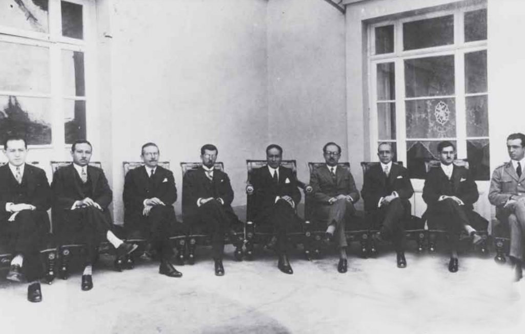 En primer plano (C), el presidente Isidro Ayora Cueva, junto a sus ministros: Juan de Dios Martínez Mera, Manuel María Sánchez, Julio E. Moreno, Isidro Ayora, Homero Viteri Lafronte y Carlos Guerrero. /Archivo