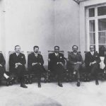 En primer plano (C), el presidente Isidro Ayora Cueva, junto a sus ministros: Juan de Dios Martínez Mera, Manuel María Sánchez, Julio E. Moreno, Isidro Ayora, Homero Viteri Lafronte y Carlos Guerrero. /Archivo