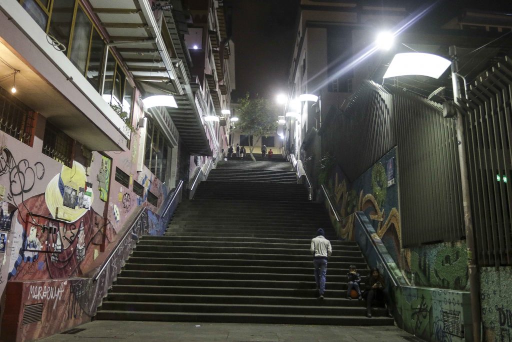En las escalinatas Juana de Oro se repotenció la iluminación por cuestiones de seguridad. La Fundación Municipal Iluminar ejecutó los trabajos. XCA