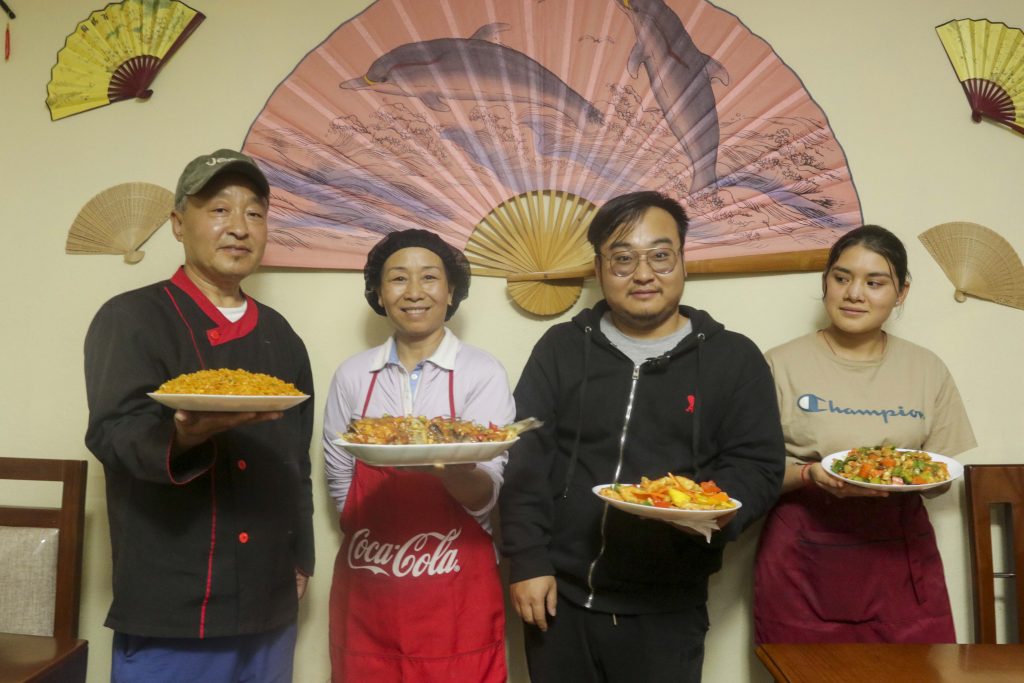 Jia Jin (3I) junto con su familia muestra los platos de comida china que prepara en su local. Este se ubica por la avenida Ordóñez Lasso. XCA