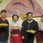 Jia Jin (3I) junto con su familia muestra los platos de comida china que prepara en su local. Este se ubica por la avenida Ordóñez Lasso. XCA