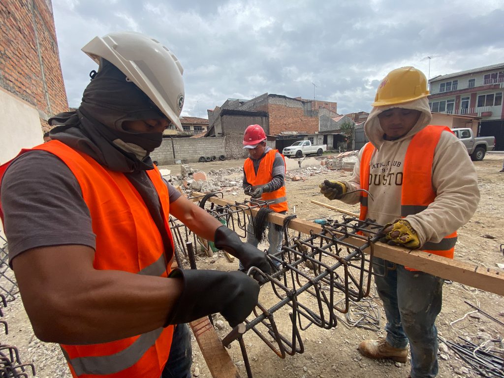 La construcción de las dos plataformas para vendedores ambulantes de la 9 de Octubre avanza en la calle Antonio Valdivieso. El proyecto estará listo para las festividades de noviembre. XCA