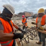 La construcción de las dos plataformas para vendedores ambulantes de la 9 de Octubre avanza en la calle Antonio Valdivieso. El proyecto estará listo para las festividades de noviembre. XCA