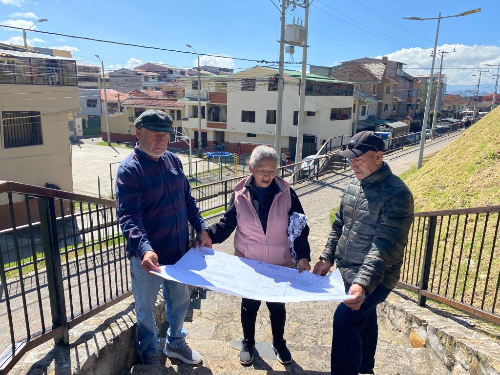 Los vecinos muestran unos planos de los inicios del barrio Gloria Astudillo. XCA