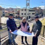 Los vecinos muestran unos planos de los inicios del barrio Gloria Astudillo. XCA