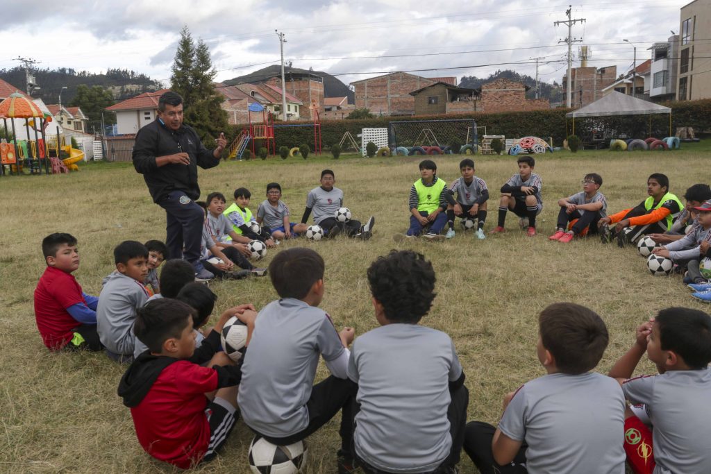 Fernando Molina, quien es docente, impulsa durante las vacaciones colonias para niños y adolescentes. En esta ocasión lo organiza por la academia de fútbol base River. XCA FOTO 2: Oswaldo Bueno es