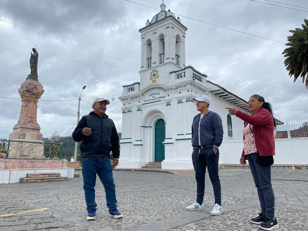 La iglesia con el monumento a la Virgen es parte de los atractivos del barrio Virgen de Bronce. XCA
