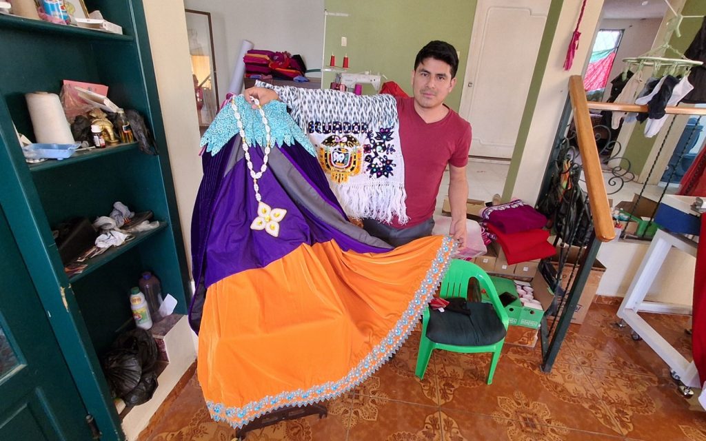 Fernando Salinas, de la parroquia Delegsol, confeccionó un traje de cholita chordelense para la Virgen de El Cisne. El atuendo lo lucirá el próximo 14 de agosto. Cortesía