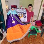 Fernando Salinas, de la parroquia Delegsol, confeccionó un traje de cholita chordelense para la Virgen de El Cisne. El atuendo lo lucirá el próximo 14 de agosto. Cortesía