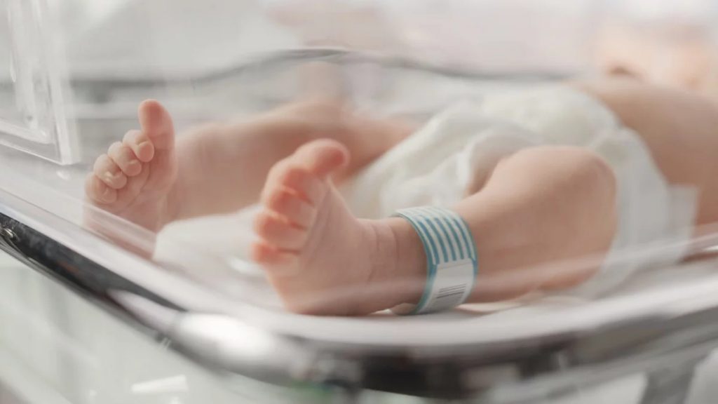 Una pareja acudió a una clínica para una cesárea, pero al nacer el bebé habría tenido complicaciones de salud y el valor de atención se incrementó.