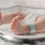 Una pareja acudió a una clínica para una cesárea, pero al nacer el bebé habría tenido complicaciones de salud y el valor de atención se incrementó.