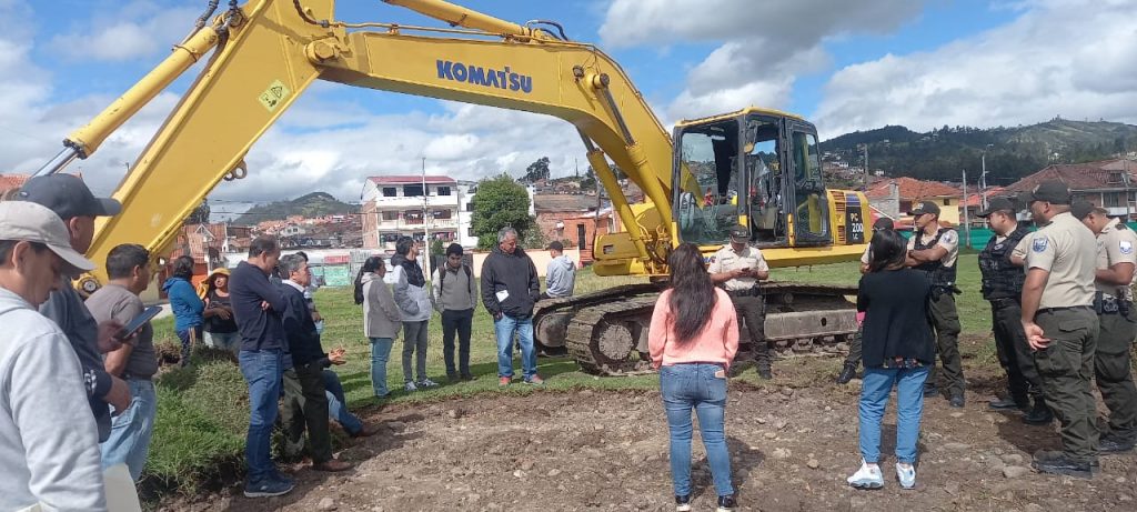 Habitantes del barrio Los Libertadores evitaron que la constructora comience la construcción de la nueva UVC. Agentes de la Policía intervinieron.
