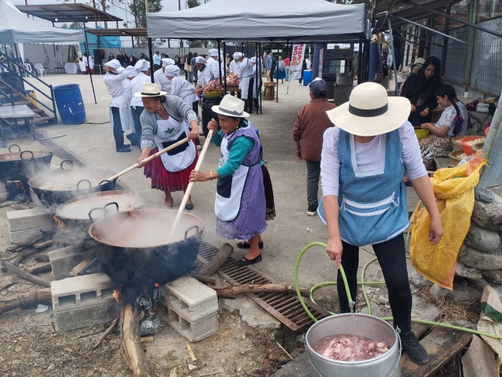 Las vecinas del barrio Jesús del Gran Poder, de la parroquia Sidcay, se encargaron ayer de elaborar los platos de fritada. El evento tuvo bastante acogida. BPR