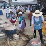 Las vecinas del barrio Jesús del Gran Poder, de la parroquia Sidcay, se encargaron ayer de elaborar los platos de fritada. El evento tuvo bastante acogida. BPR