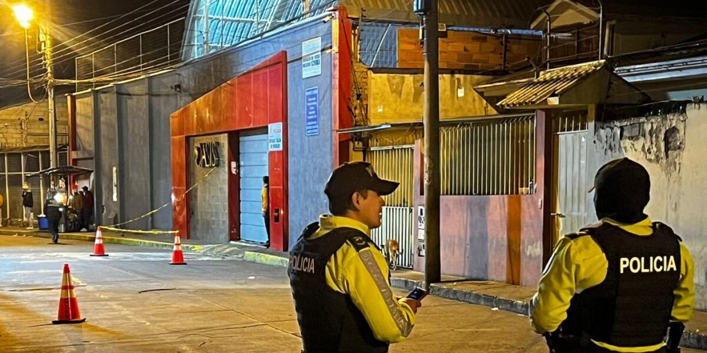 La Policía Nacional inició las investigaciones de doble asesinato perpetrado en la zona de burdeles del barrio Cayambe, en Cuenca.
