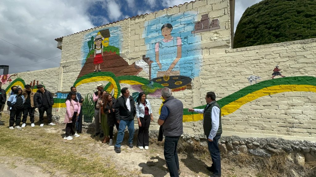 Las autoridades y ciudadanía observan los murales realizados por las estudiantes Adriana Ramón y María José San Martín. Las obras se plasmaron en el cementerio de Nabón. Cortesía