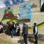 Las autoridades y ciudadanía observan los murales realizados por las estudiantes Adriana Ramón y María José San Martín. Las obras se plasmaron en el cementerio de Nabón. Cortesía