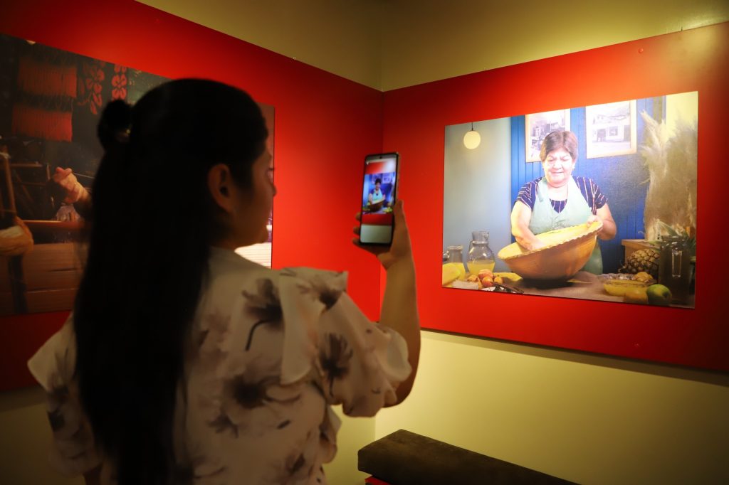 -Las personas acceden a través de sus celulares a códigos QR para conocer diferentes ilustraciones de la historia del cantón Gualaceo. Cortesía