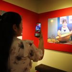 -Las personas acceden a través de sus celulares a códigos QR para conocer diferentes ilustraciones de la historia del cantón Gualaceo. Cortesía