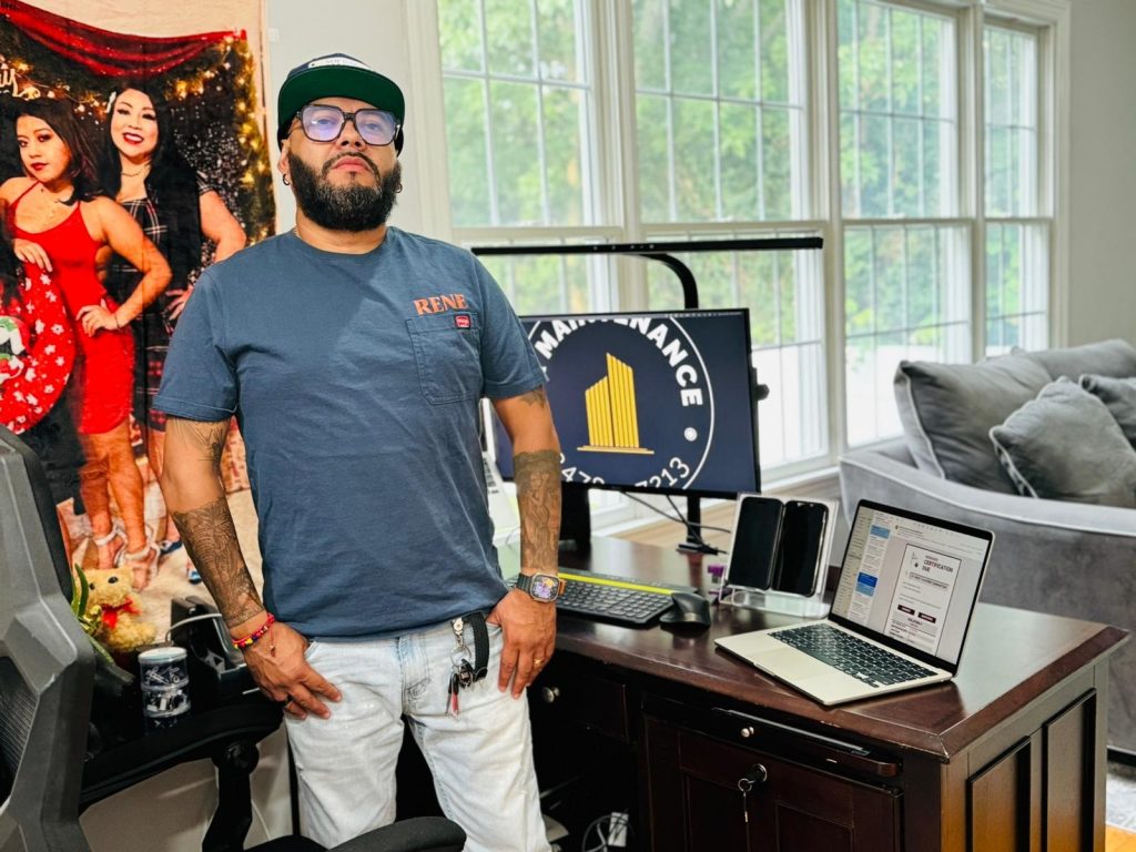 René Rivera Aguirre cumplirá el próximo mes de septiembre 46 años de edad. Migró desde hace 25 años sin imaginarse que tendría su propia compañía de mantenimiento y reparación de edificios. Cortesía