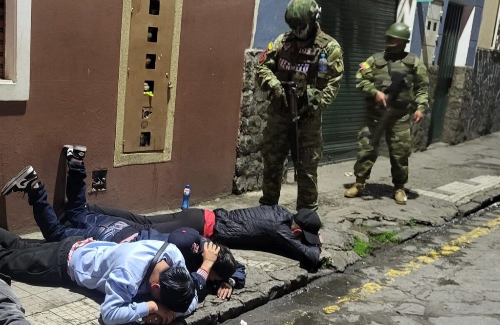 Uniformados detuvieron a cuatro personas que aparentemente participaban en un intento de secuestro en la ciudad de Cuenca.