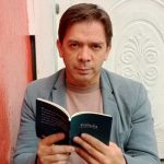 El escritor Carlos Vásconez presenta "Fábula", una recopilación de microcuentos.