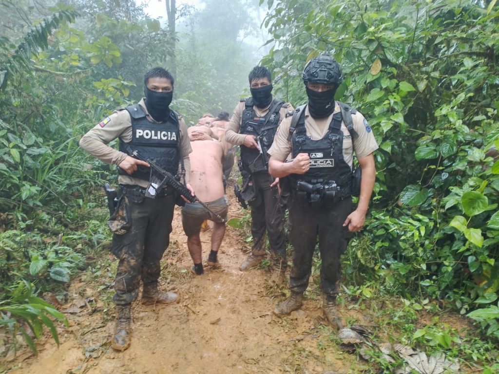 Durante una operación reciente en Ponce Enríquez, se logró la detención de ciudadano presuntamente implicados en organizaciones delictivas.