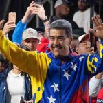 El presidente de Venezuela, Nicolás Maduro, celebra tras conocer los resultados de las elecciones presidenciales este lunes, en Caracas (Venezuela). Maduro, en el poder desde 2013, pidió este domingo "respeto a la voluntad popular" tras ser proclamado como mandatario reelecto, luego de unos comicios en los que compitió contra nueve contendientes, entre ellos el abanderado de la oposición mayoritaria, Edmundo González Urrutia. EFE