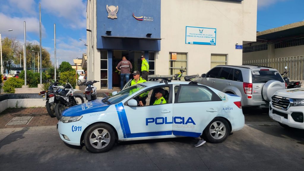 Personal policial durante el operativo de liberación de un ciudadano secuestrado en Miraflores.