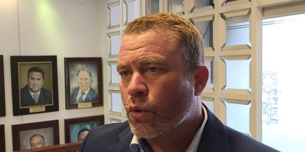 Tim Ballard explicó datos de sus conferencias que cumple en la ciudad de Cuenca.