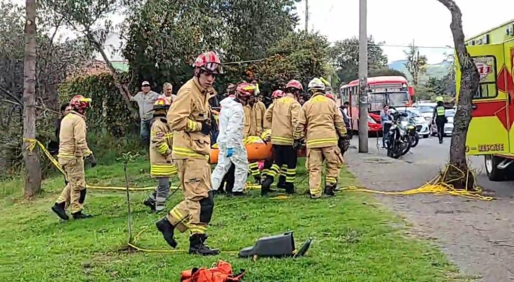 La mujer que sufrió quemaduras en su cuerpo recibió atención de paramédicos de la Cruz Roja y del Cuerpo de Bomberos.