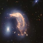 La NASA publicó este viernes una foto de un dúo de galaxias "danzando" tomada por el telescopio espacial James Webb, el más grande y poderoso del mundo, para celebrar el segundo aniversario del comienzo de sus operaciones. EFE