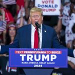 El Tribunal Supremo de Estados Unidos concedió este lunes una inmunidad parcial al expresidente Donald Trump (2017-2021) por el intento de revertir las elecciones que desembocó en el asalto al Capitolio, determinando que sus actos "oficiales" como mandatario están protegidos pero no los "no oficiales".