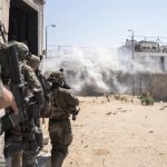 Las víctimas mortales de la operación israelí en Jan Yunis (sur de Gaza) iniciada en la mañana del lunes ascendieron ya a 129, mientras que otras 263 personas resultaron heridas, según el último boletín del Gobierno del enclave, controlado por Hamás. Poco después de enviar una orden de evacuación a los residentes y refugiados en la ciudad sureña hacia la "zona humanitaria" de Mawasi, las fuerzas armadas de Israel lanzaron una operación en la zona que se ha traducido en al menos 130 incursiones o bombardeos en las últimas 24 horas, según las autoridades. EFE