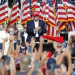 El expresidente de Estados Unidos Donald Trump utilizó este lunes el atentado que sufrió el sábado para exigir que se ponga fin a "todos" los "ataques políticos" que enfrenta, en alusión a las causas penales abiertas en su contra.