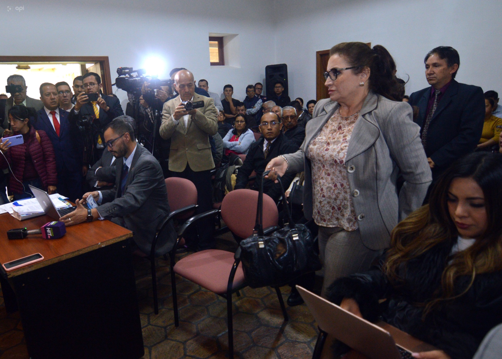 Rosa Argudo durante su comparecencia antes los asambleísta de Azuay en la casa legislativa.