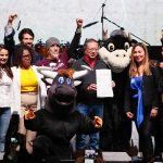 El presidente de Colombia, Gustavo Petro (c), sostiene el documento en el que sanciona la ley que prohíbe las corridas de toros este lunes, durante una ceremonia en la Plaza de Toros La Santamaría en Bogotá (Colombia). El Gobierno colombiano sancionó la ley ‘No más olé’, que prohíbe las corridas de toros en el país a partir de 2027 y que fue aprobada por el Congreso en mayo pasado, una iniciativa que, según denuncian los defensores de la tauromaquia, afectará a la economía y el empleo de las personas que viven de esta actividad. EFE