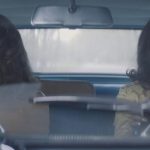 Escena de 'La dama del lago', un thriller de investigación con Natalie Portman (d), como protagonista y productora ejecutiva, ambientado en los años 60 del siglo XX que aborda problemáticas de racismo y sexismo, y llega a las pantallas el próximo 19 de julio. EFE