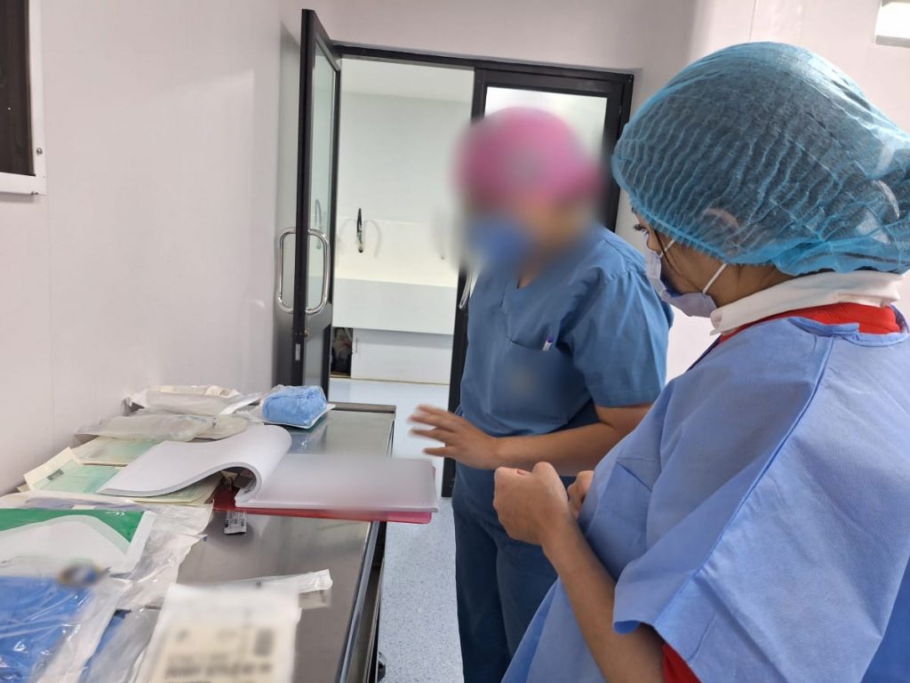 Personal de la Agencia de Aseguramiento de la Calidad de los Servicios de Salud y Medicina Prepagada (ACESS) Azuay, hizo una inspección en el establecimiento de salud.