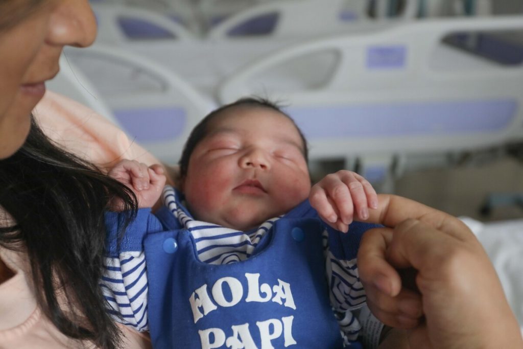 Niño recién nacido en el hospital Vicente Corral Moscoso.