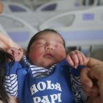 Niño recién nacido en el hospital Vicente Corral Moscoso.