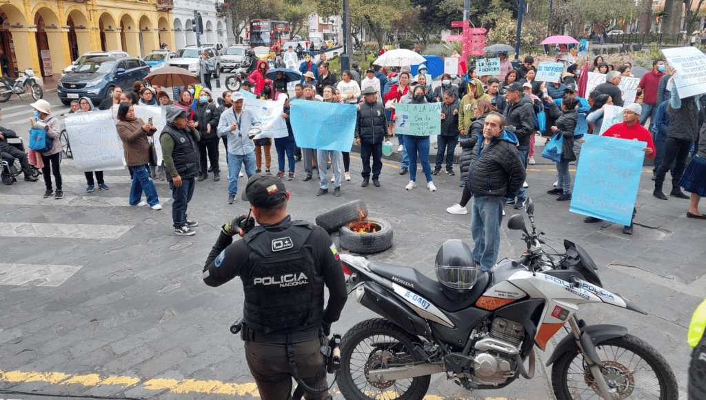 Pacientes de los centros de diálisis y sus familias protestaron frente a la Gobernación del Azuay la falta de pagos para su atención por parte del MSP y el Seguro Social.